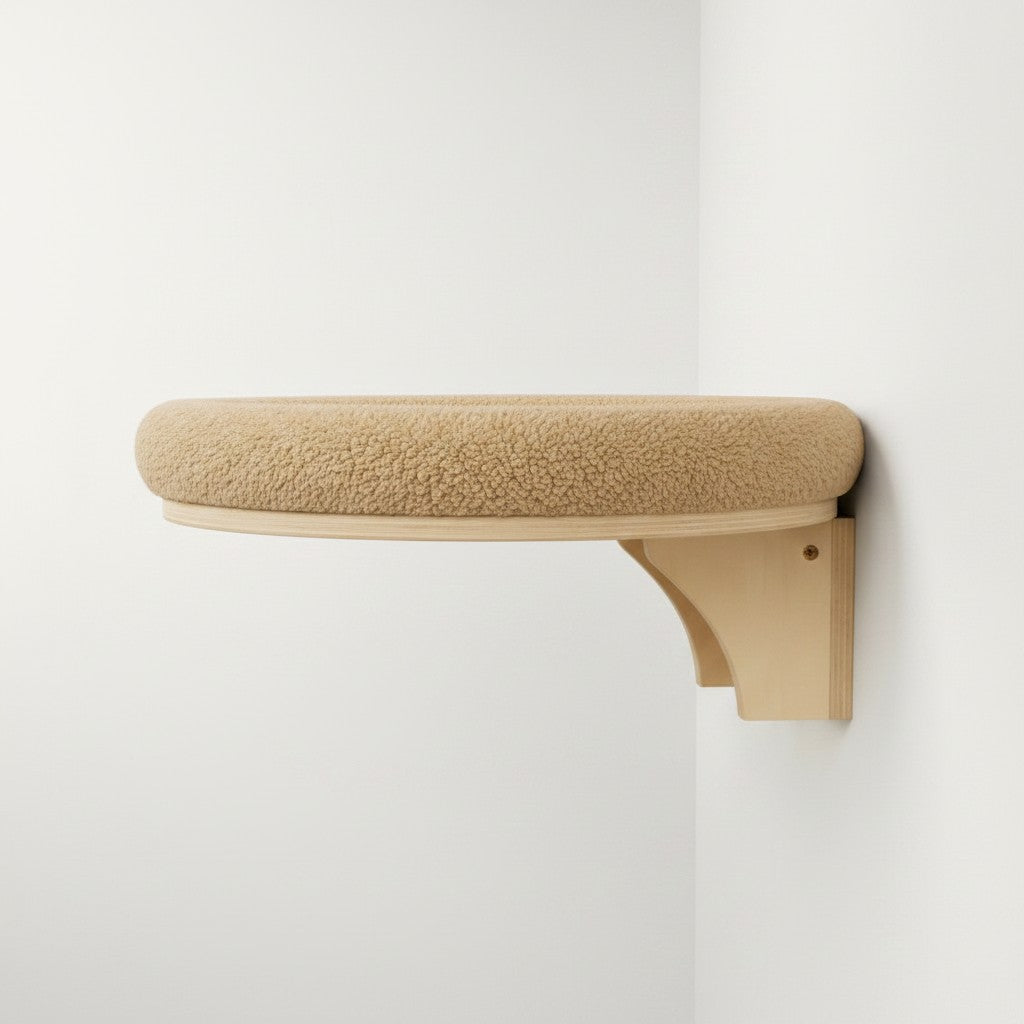 Hamac mural pour chat Bofélin avec support en bois naturel et coussin beige en fausse fourrure amovible