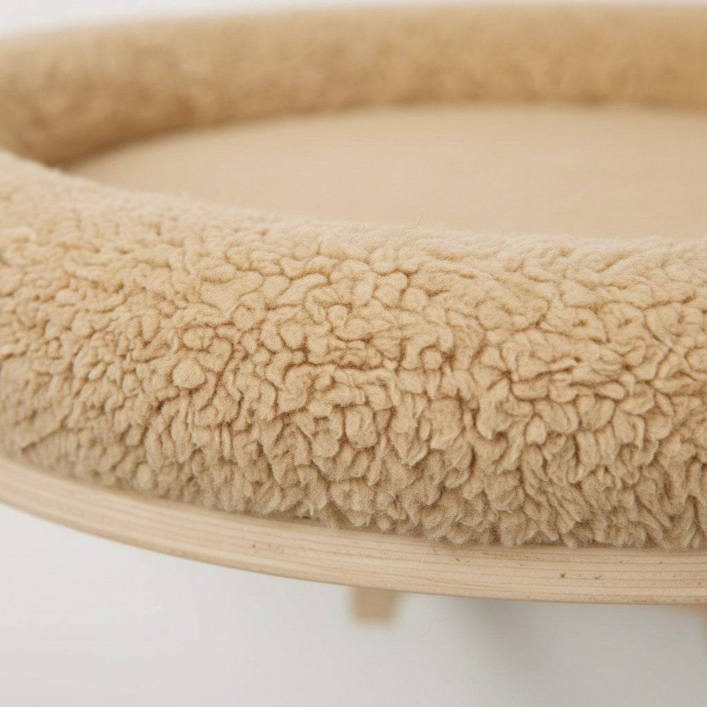 Gros plan sur le coussin en fausse fourrure beige crème du hamac mural pour chat Bofélin avec support en bois naturel