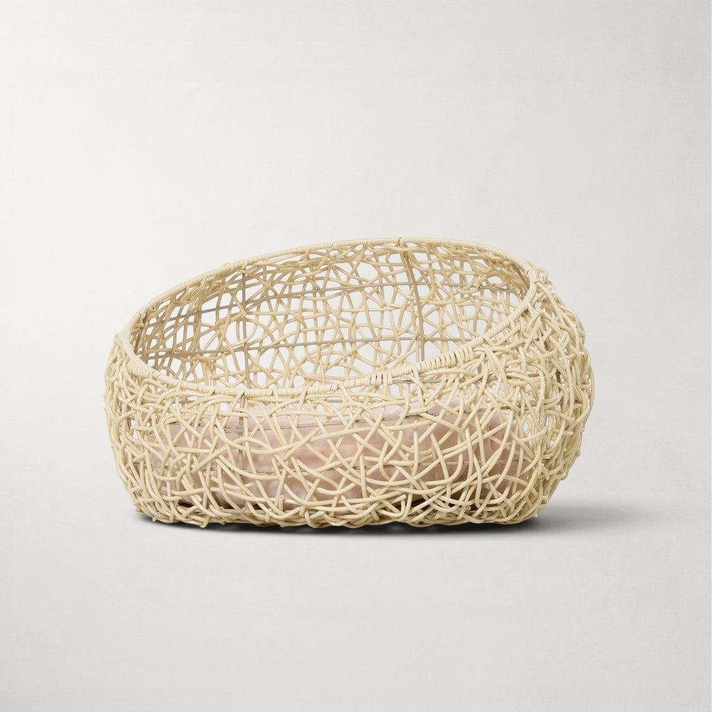 Lit niche pour chat Bofélin en rotin synthétique beige avec coussin confortable et structure ronde sur pieds