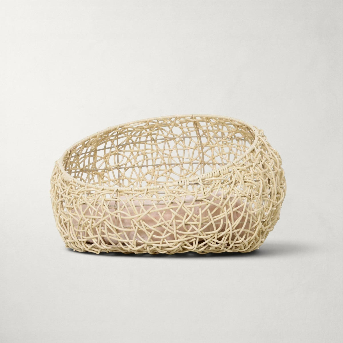 Lit niche pour chat Bofélin en rotin synthétique beige avec coussin confortable et structure ronde sur pieds