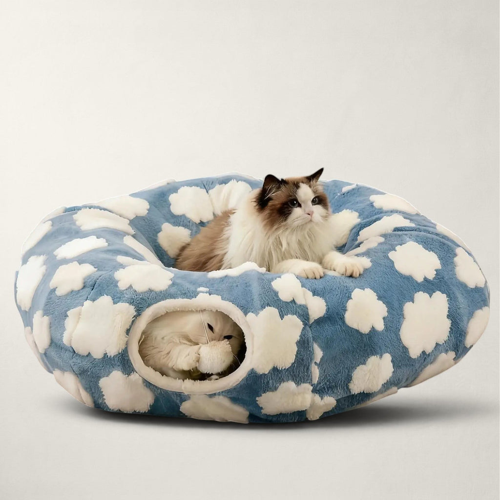 Lit tunnel Bofélin 2 en 1 bleu à motifs nuages en velours doux avec un chat posé dessus et un autre à l'intérieur