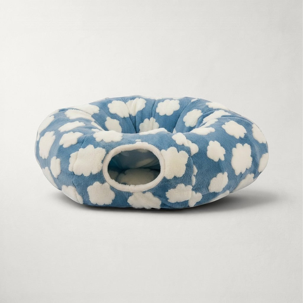 Lit tunnel Bofélin 2 en 1 pour chat en velours bleu avec motif nuages blancs, forme donut pliable