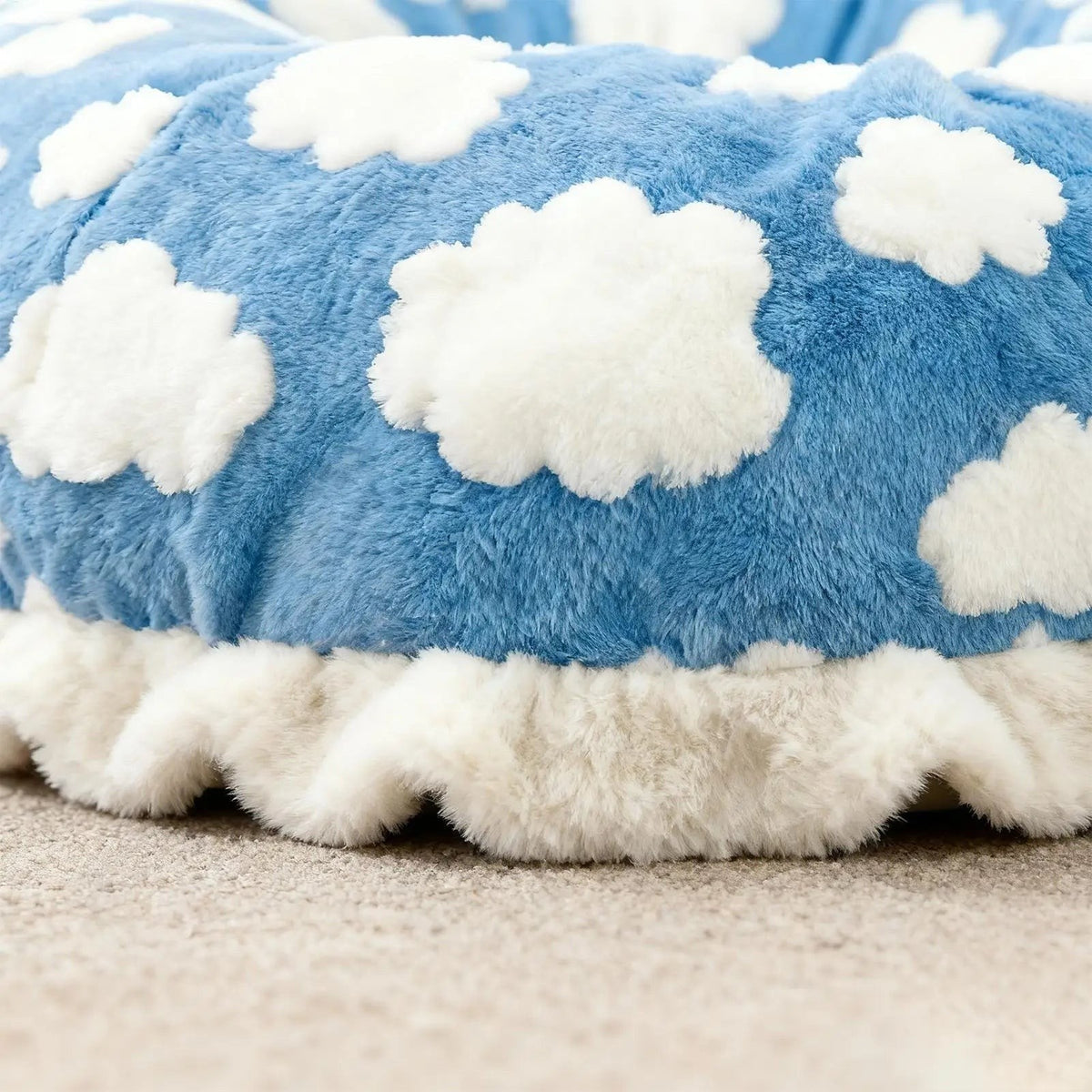 Lit tunnel Bofélin 2 en 1 pour chat en velours bleu à motifs nuages blancs avec bordure en fourrure douce