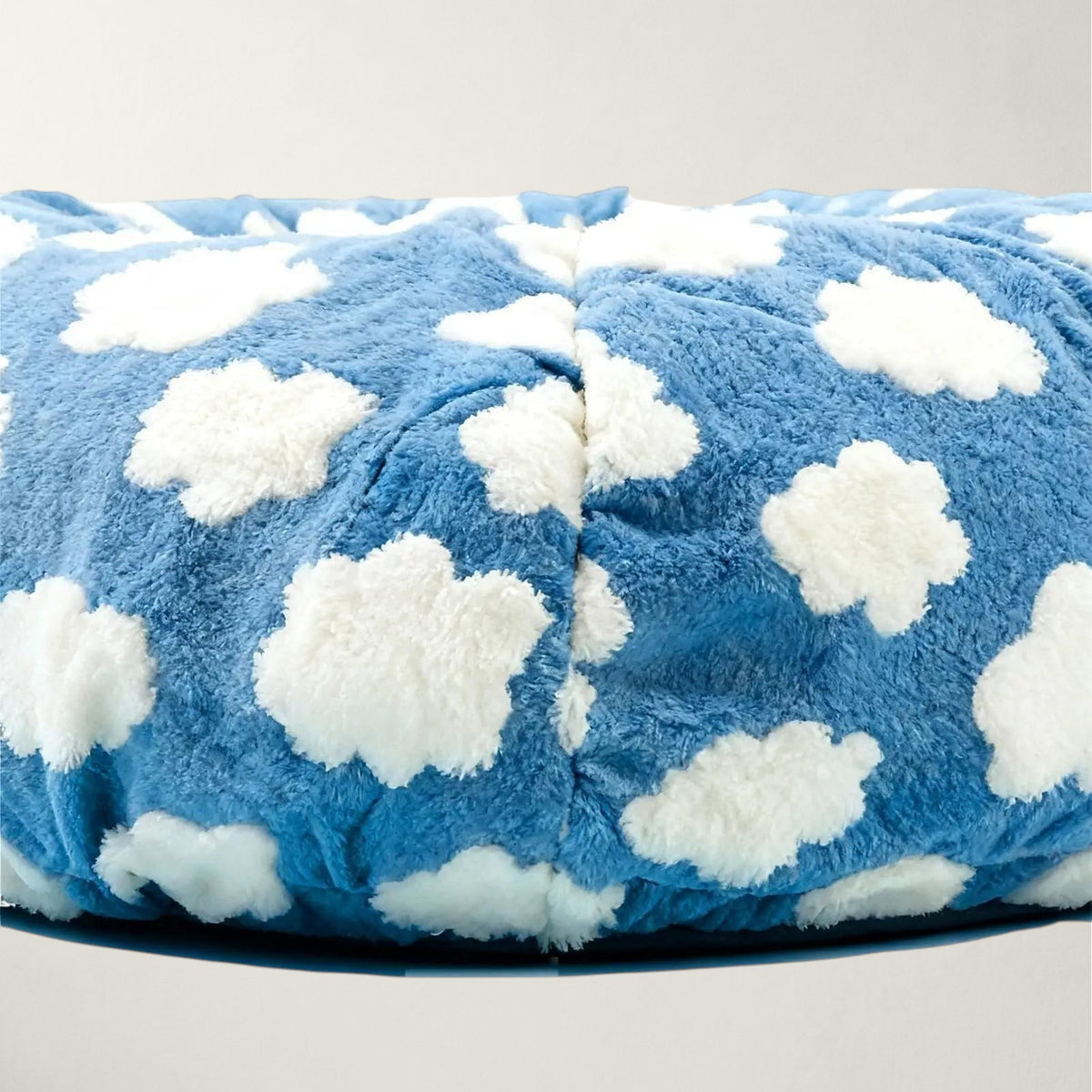 Lit tunnel Bofélin 2 en 1 bleu en velours doux avec motif nuages blancs pour chat