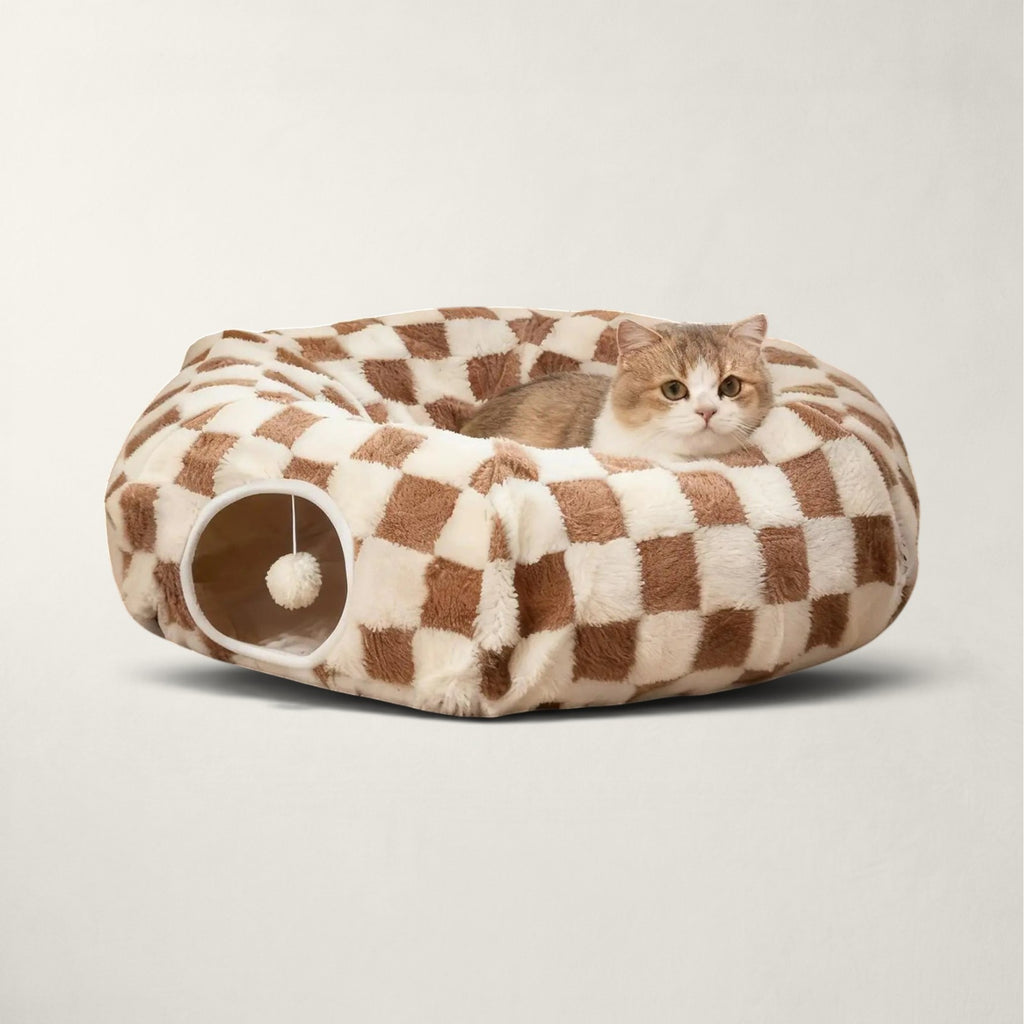 Lit tunnel Bofélin 2 en 1 en velours doux à motif damier marron et blanc avec un chat installé à l'intérieur