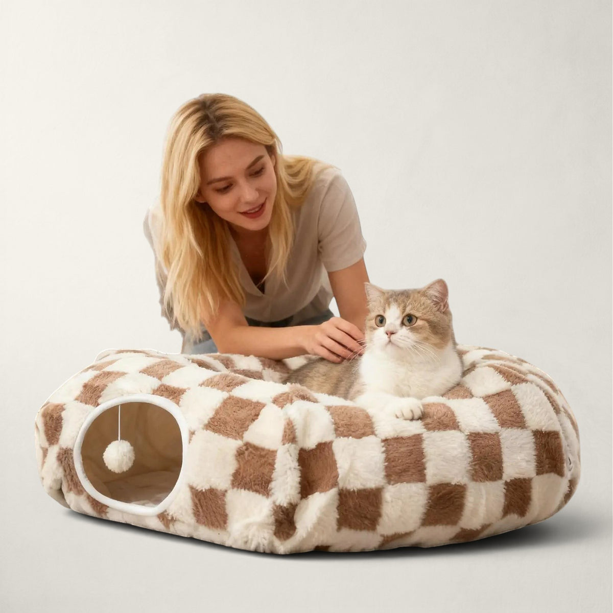 Lit tunnel Bofélin 2 en 1 en velours doux taupe et blanc à motif damier avec chat et balle suspendue