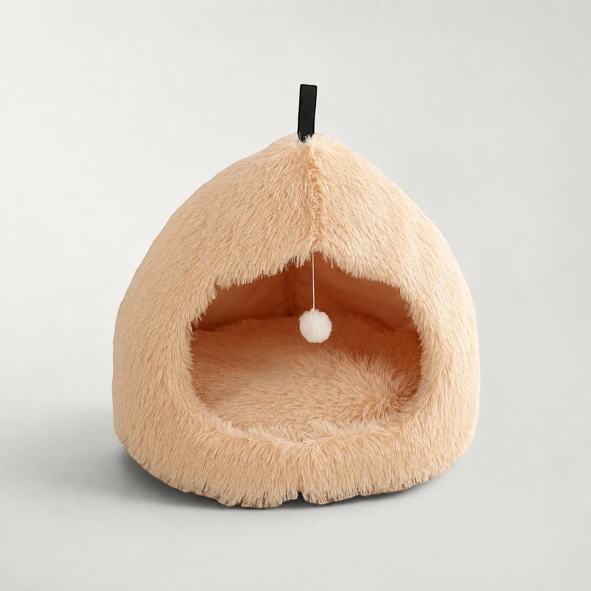 Niche pour chat Bofélin beige en fausse fourrure douce, forme hutte semi-fermée avec pompon suspendu.