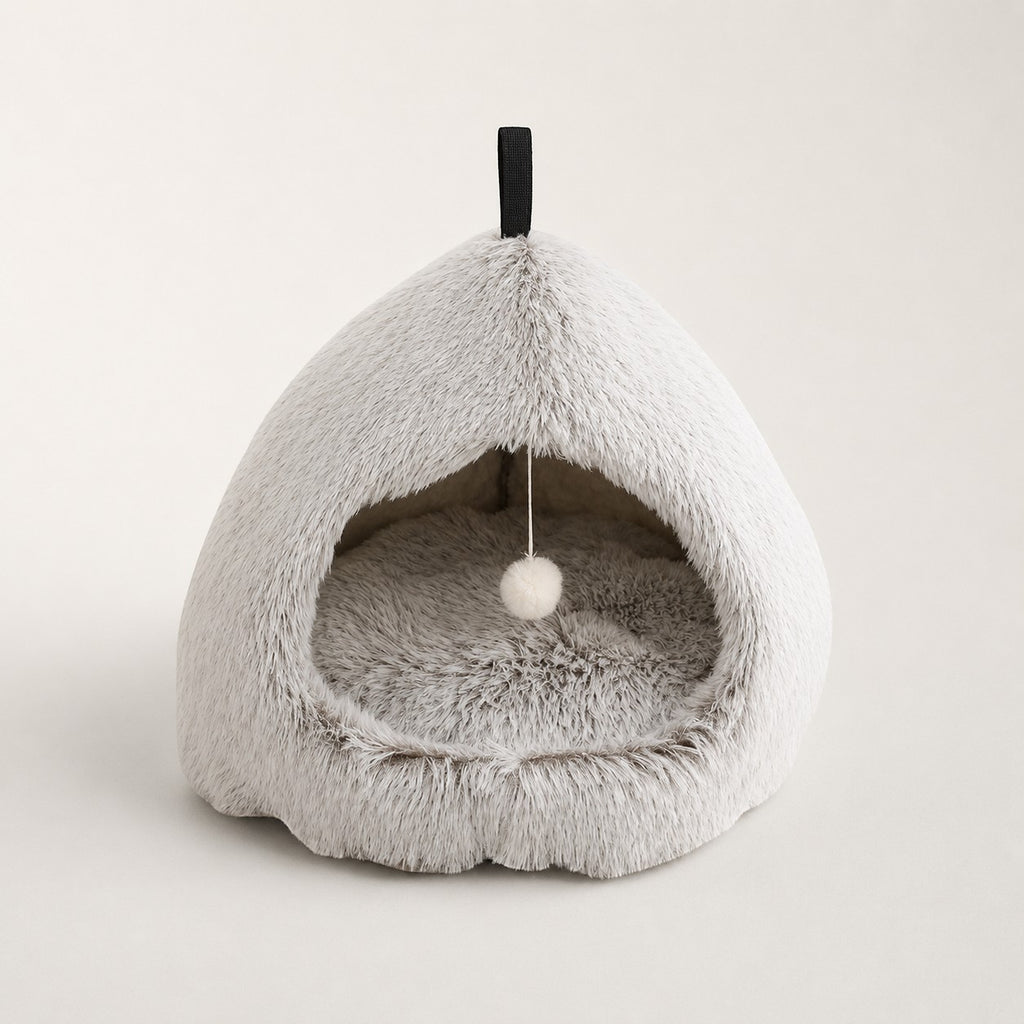 Niche pour chat Bofélin en fausse fourrure grise, forme hutte semi-fermée avec pompon suspendu et base antidérapante
