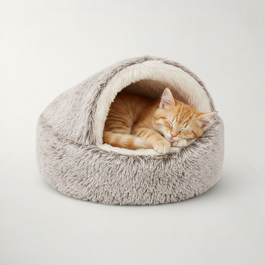 Niche chaude pour chat Bofélin en fausse fourrure grise, forme grotte 2 en 1 avec un chaton roux endormi à l'intérieur. Image