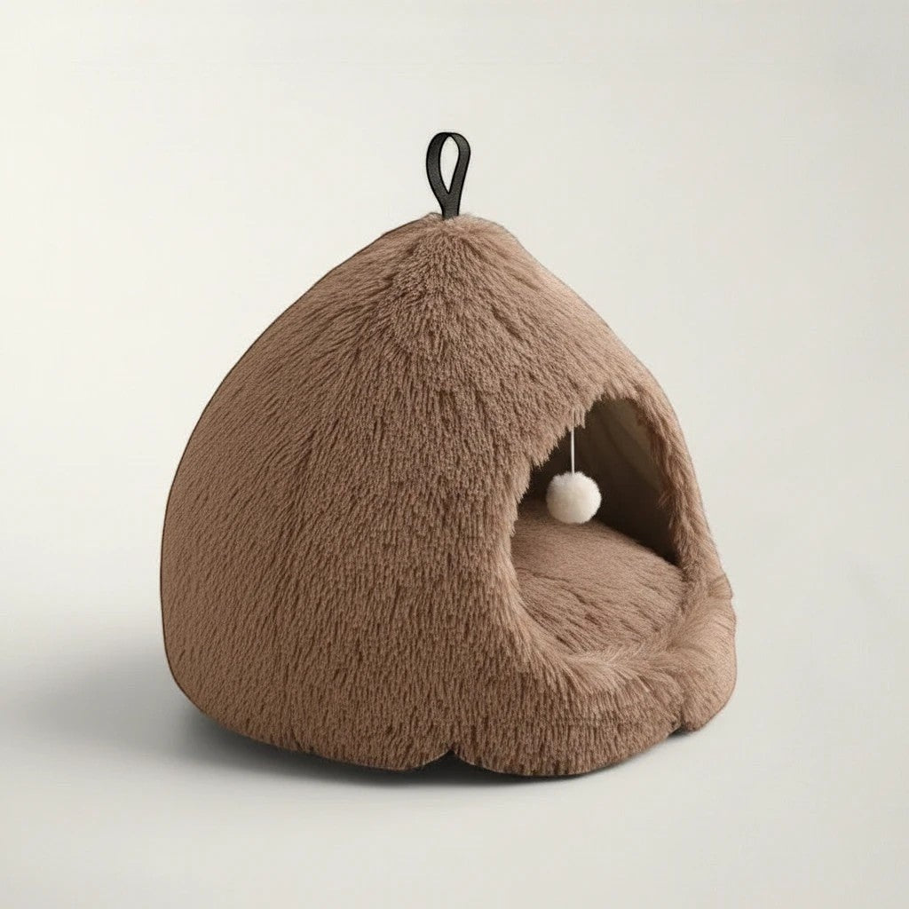 Niche pour chat Bofélin en fausse fourrure marron, forme hutte semi-fermée avec un pompon suspendu à l'intérieur.