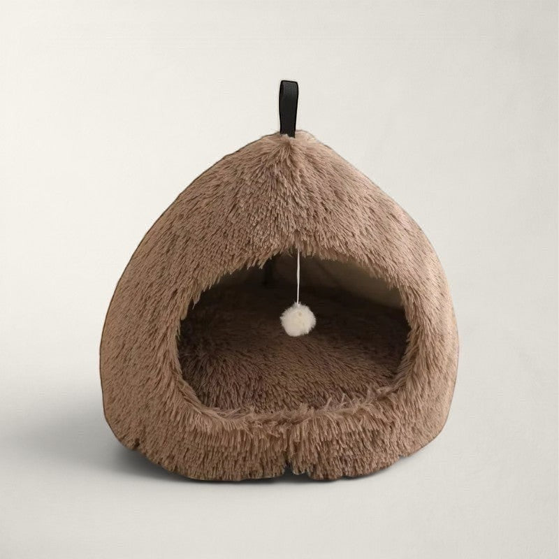 Niche pour chat Bofélin en fausse fourrure marron macchiato, forme hutte semi-fermée avec pompon suspendu