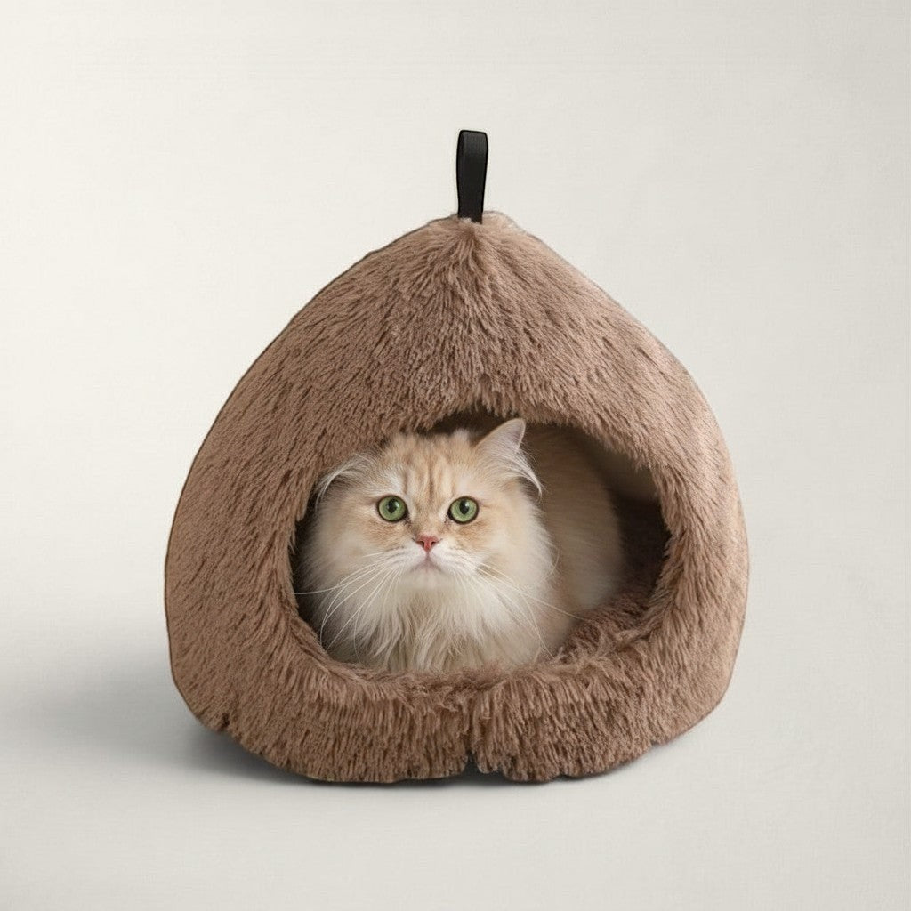 Niche pour chat Bofélin en fausse fourrure marron macchiato, forme hutte semi-fermée avec un chat à l'intérieur.