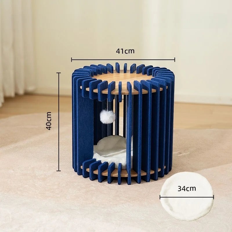 Niche pour chat Bofélin cylindrique en feutre bleu nuit et bois clair avec pompon suspendu et coussin blanc