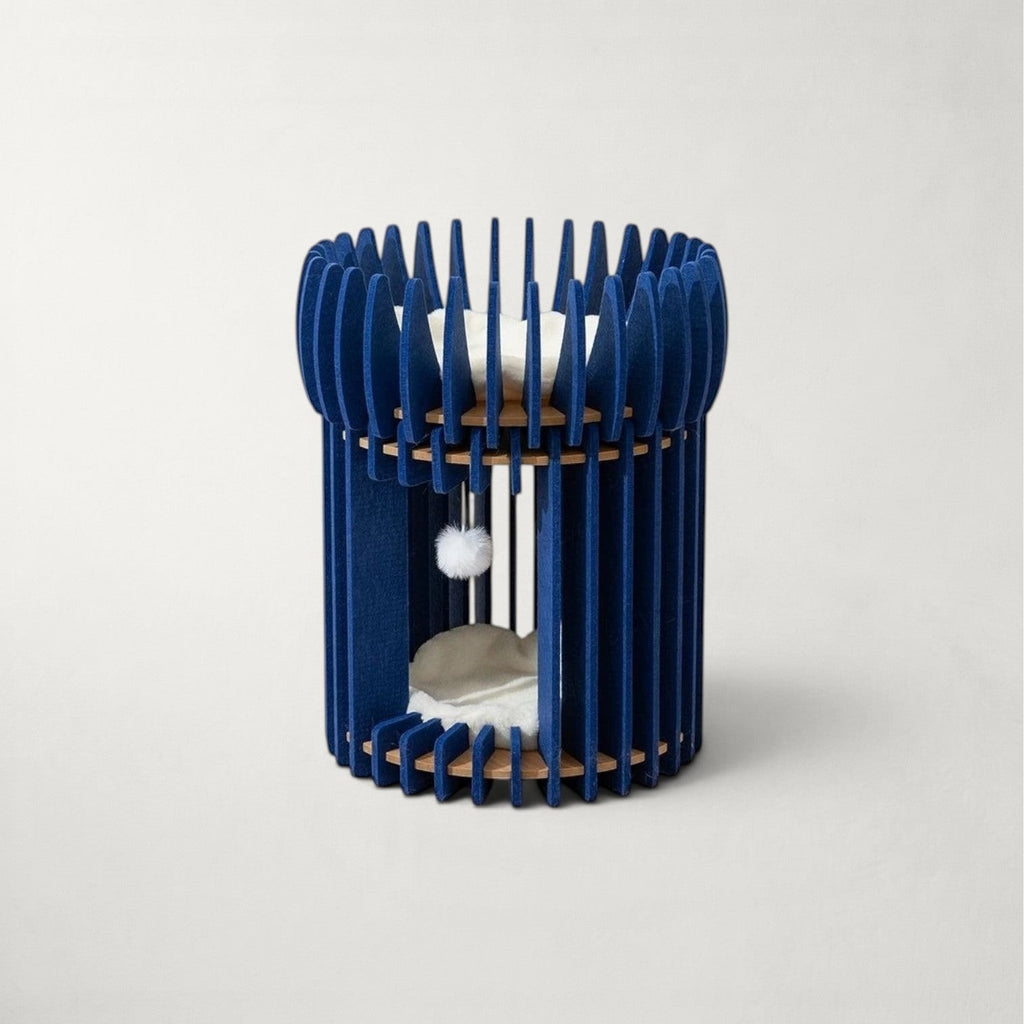 Niche Bofélin cylindrique pour chat en feutre bleu nuit et bois avec pompon suspendu