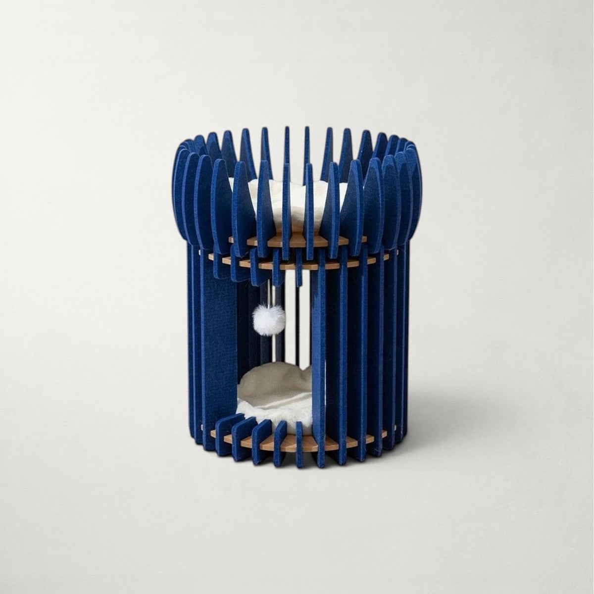 Niche Bofélin cylindrique pour chat en feutre bleu nuit et bois avec pompon suspendu