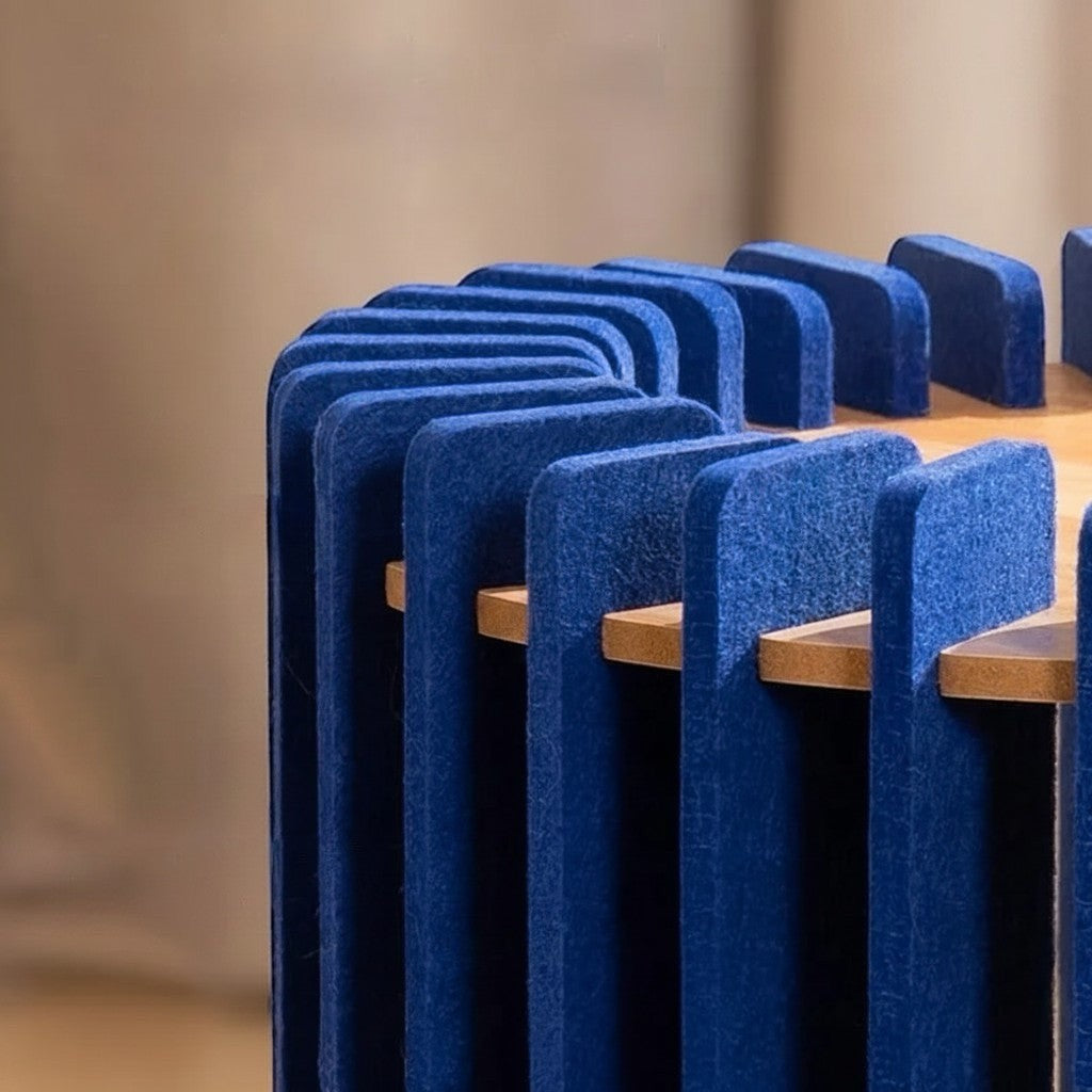 Niche design Bofélin pour chat en feutre bleu nuit et bois clair, forme tambour cylindrique ajouré