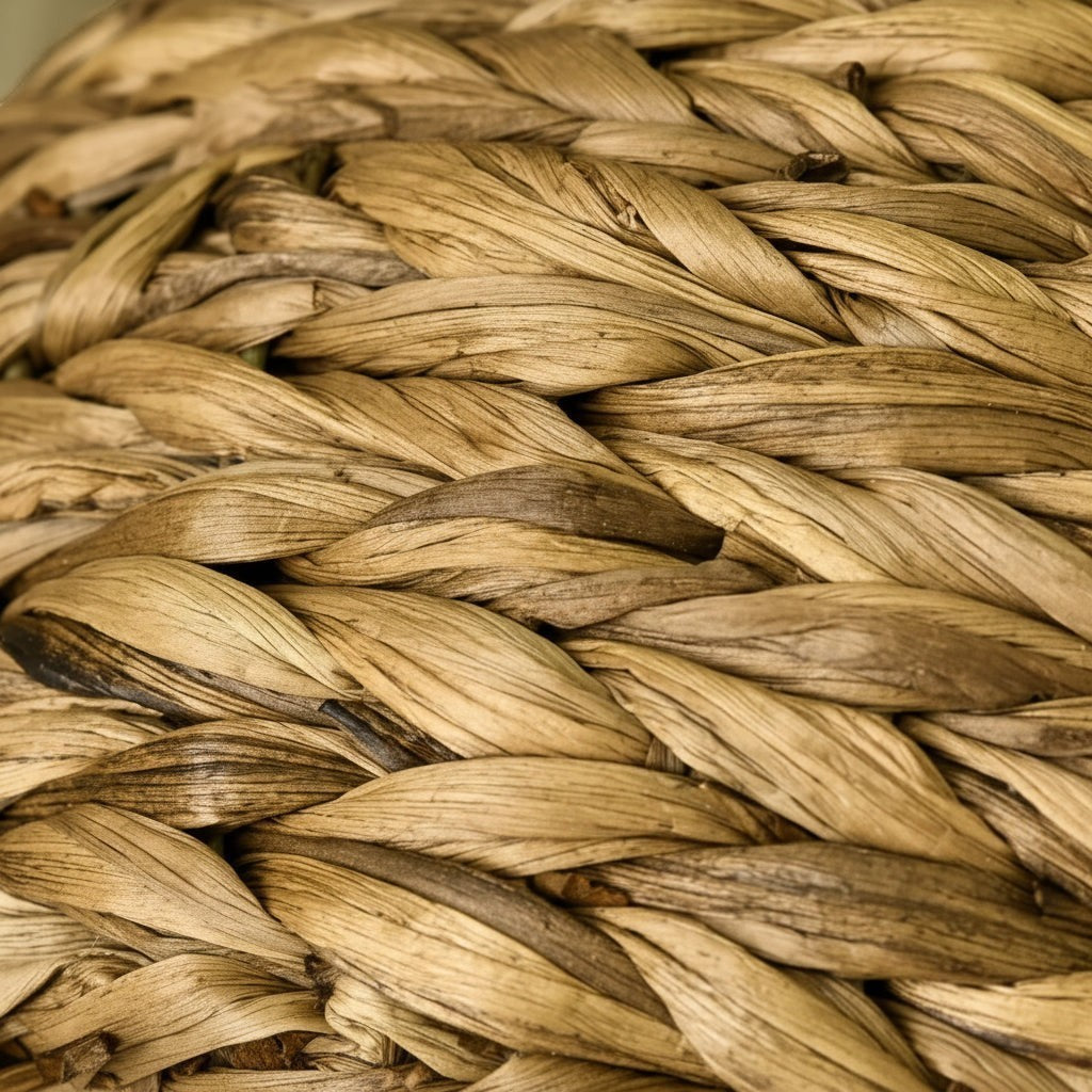 Gros plan sur la texture en fibre végétale tressée de la niche pour chat Bofélin en jacinthe d'eau naturelle Image