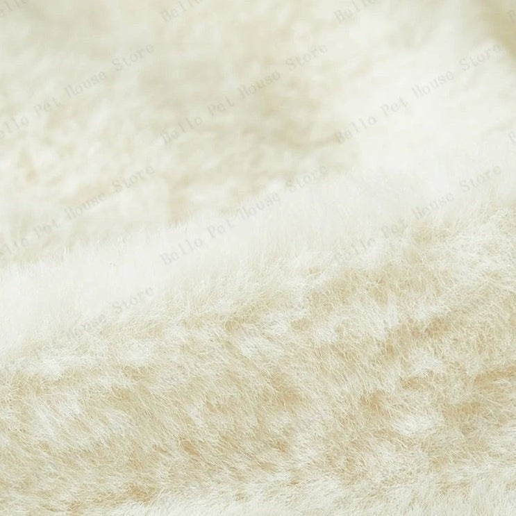 Gros plan sur la texture douce et duveteuse en fausse fourrure beige de la niche pour chat Bofélin