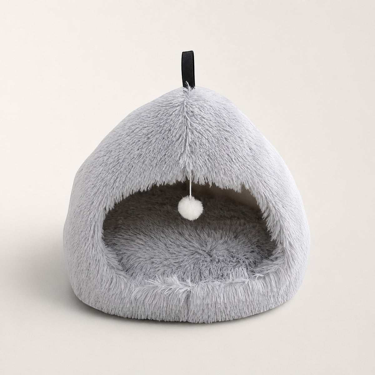 Niche pour chat Bofélin grise en fausse fourrure douce avec forme de hutte et pompon suspendu