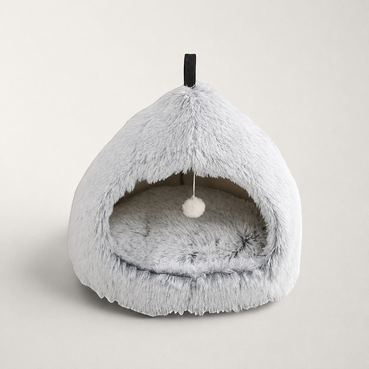 Niche pour chat Bofélin grise en fausse fourrure douce avec forme de hutte semi-fermée et pompon suspendu