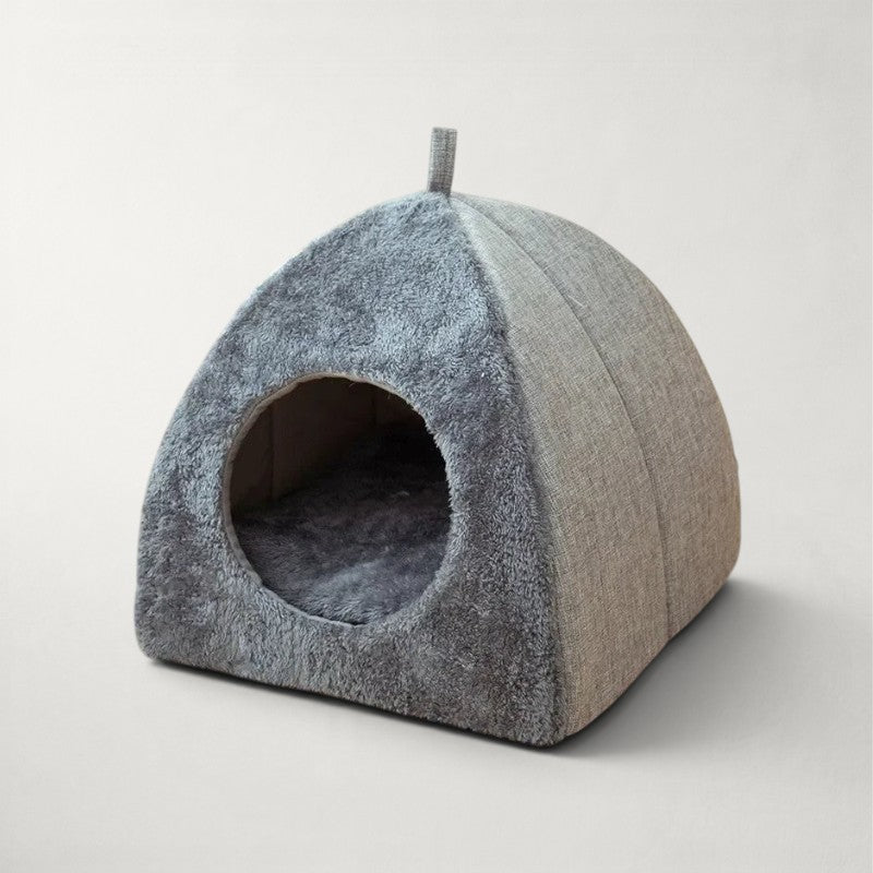 Niche Bofélin grise en forme de tente avec extérieur en velours, intérieur en fausse fourrure et coussin amovible.