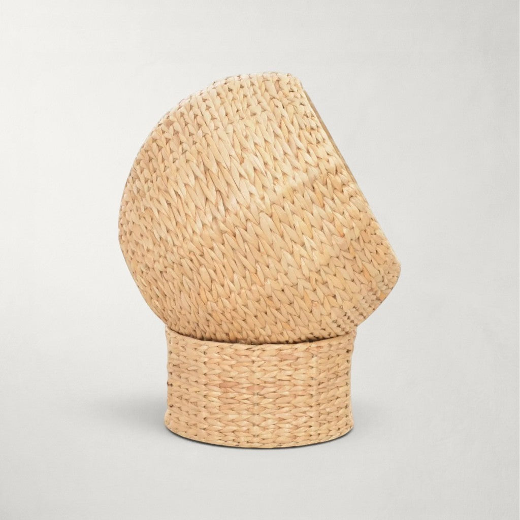 Niche boule pour chat Bofélin en herbier marin tressé naturel avec coussin amovible, design semi-fermé sur pied.