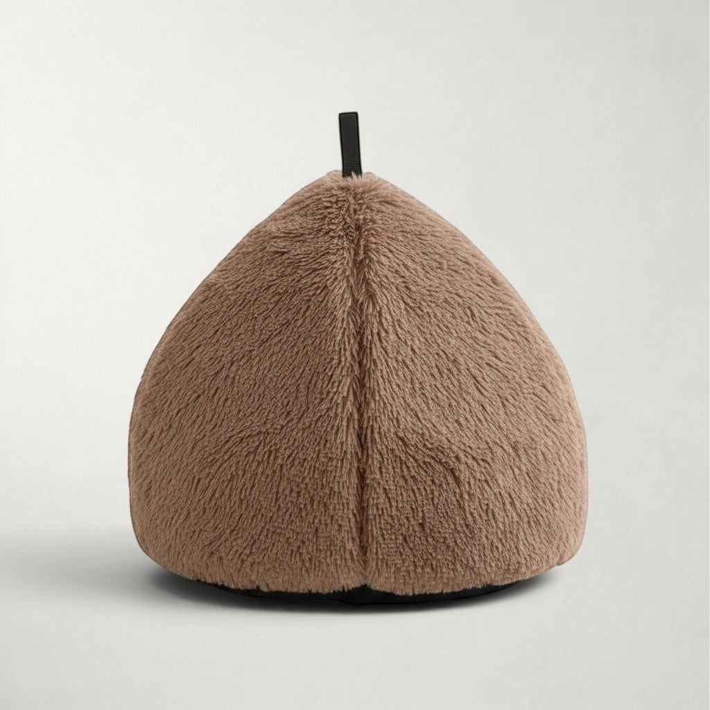 Niche pour chat Bofélin en forme de hutte marron en fausse fourrure douce avec un pompon sur le dessus