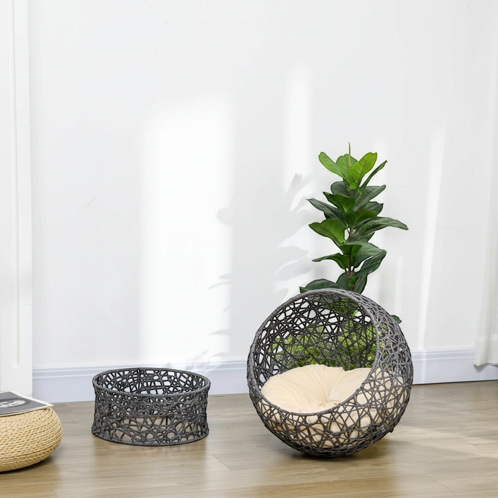 Niche d'intérieur Bofélin pour chat en corde tressée gris anthracite avec coussin crème, forme œuf surélevée.