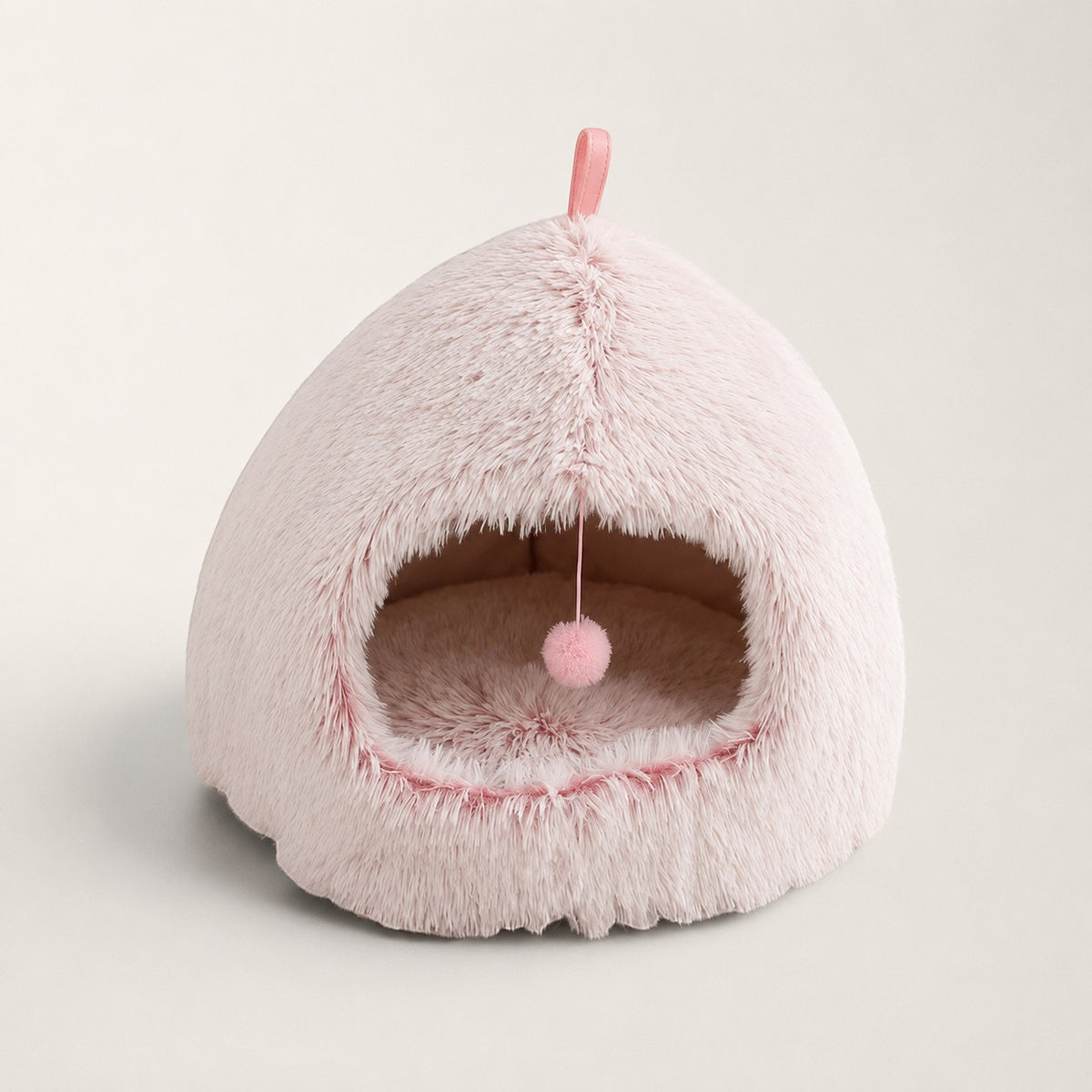Niche pour chat Bofélin rose en fausse fourrure douce, forme hutte semi-fermée avec pompon suspendu.