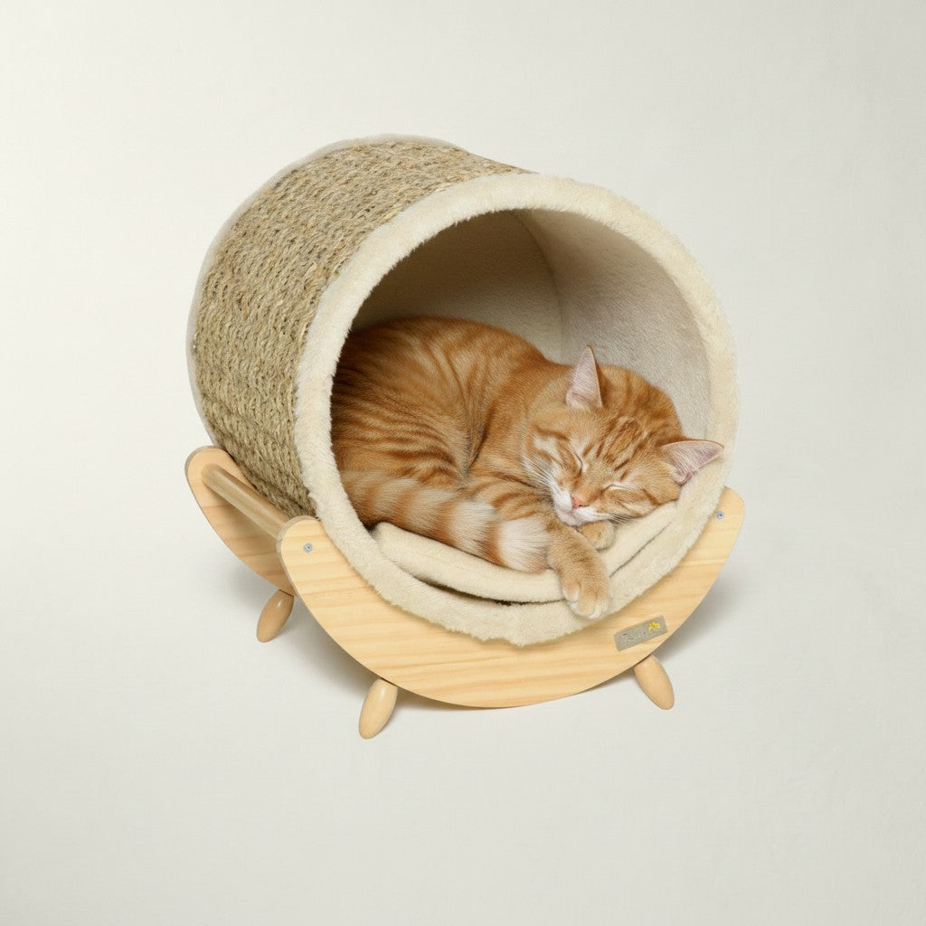Niche pour chat Bofélin en forme de tambour, bois de pin et corde, avec intérieur en fausse fourrure et chat roux