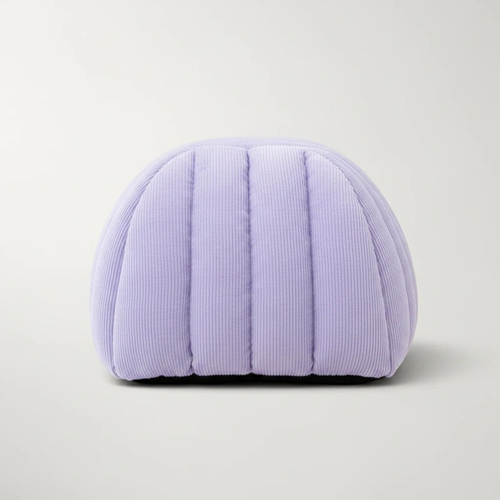 Niche chausson Bofélin lilas en velours côtelé pour chat, forme cocon semi-fermé confortable et douillet.