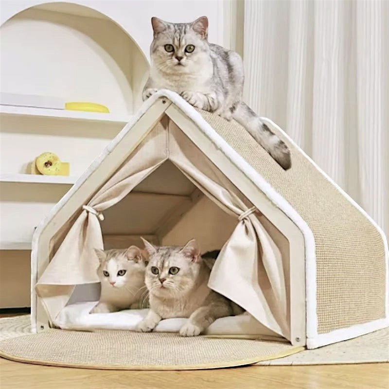 Niche tente Bofélin beige en bois et toile avec toit griffoir en sisal, occupée par trois chats.