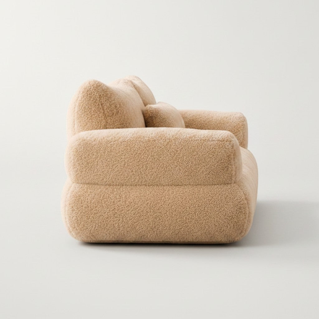 Panier pour chat Bofélin en fausse fourrure beige avec coussin cervical, vue de profil sur fond blanc.