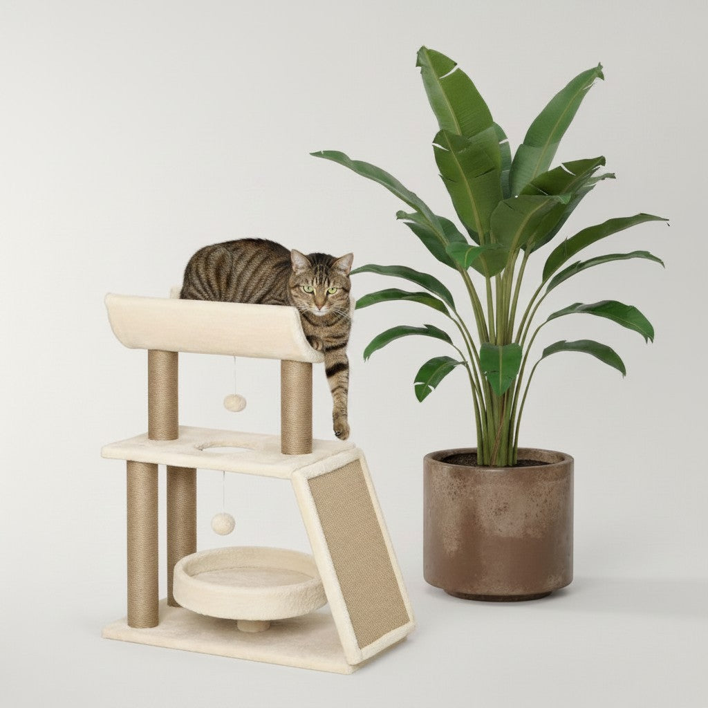 Petit arbre à chat Bofélin beige avec griffoirs en sisal, plateformes et deux pompons, chat tigré installé dessus