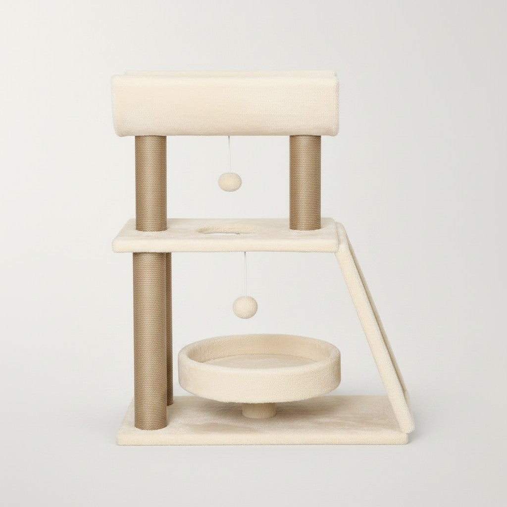 Petit arbre à chat Bofélin beige avec poteaux en sisal, deux plateformes, planche griffoir et deux jouets pompons.