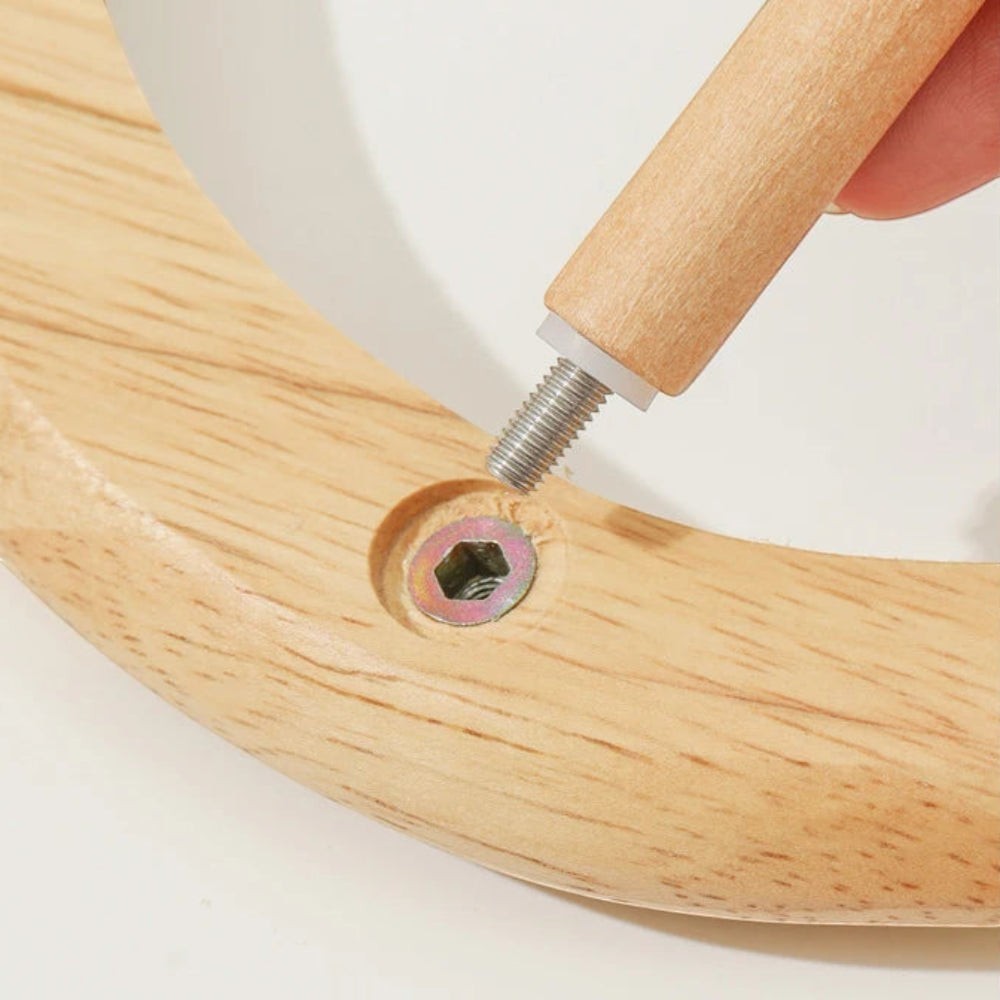 Détail du montage du support en bois naturel pour gamelle surélevée Bofélin avec vis métallique