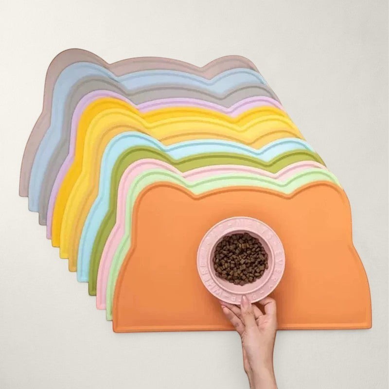 Tapis de gamelle Bofélin en silicone souple forme tête de chat disponible en plusieurs coloris pastel et vifs Image