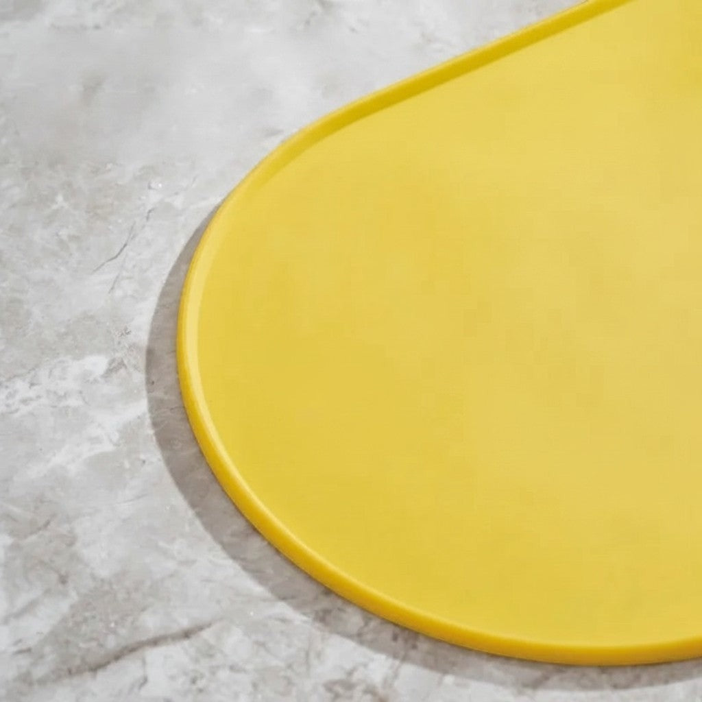 Tapis de gamelle Bofélin ovale en silicone jaune avec bords relevés anti-débordement pour protéger le sol