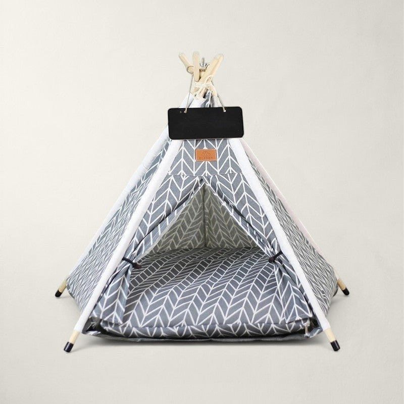 Tipi pour chat Bofélin en toile grise à motifs chevrons avec structure en bois de pin et ardoise décorative.