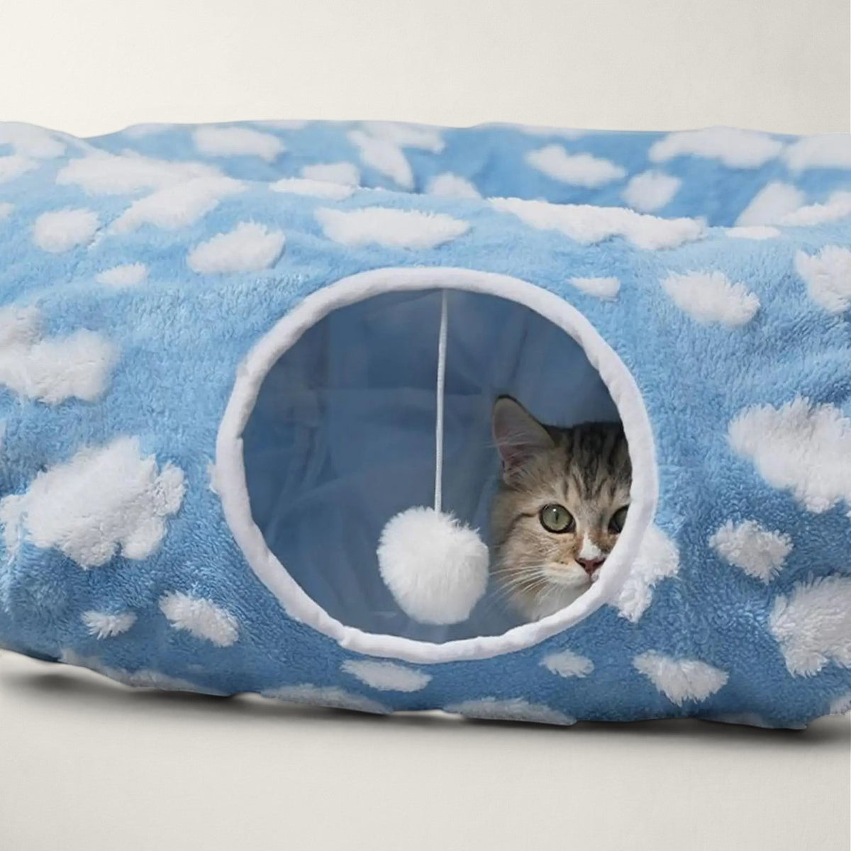 Tunnel pour chat Bofélin 2 en 1 bleu à motifs nuages en velours doux avec balle suspendue et chat à l'intérieur