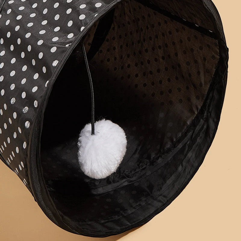 Tunnel de jeu Bofélin pour chat en polyester noir à pois blancs avec une balle en peluche suspendue à l'intérieur