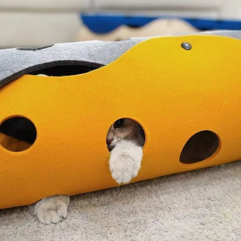 Tunnel de jeu modulable en feutre jaune Bofélin avec trous d'observation et patte de chat qui dépasse