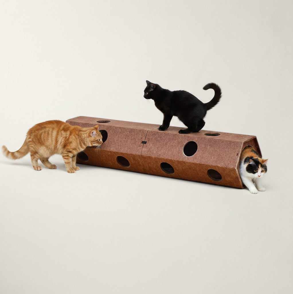 Tunnel de jeu Bofélin en feutre gris pour chats, avec trois chats interagissant autour du tube pliable. Image