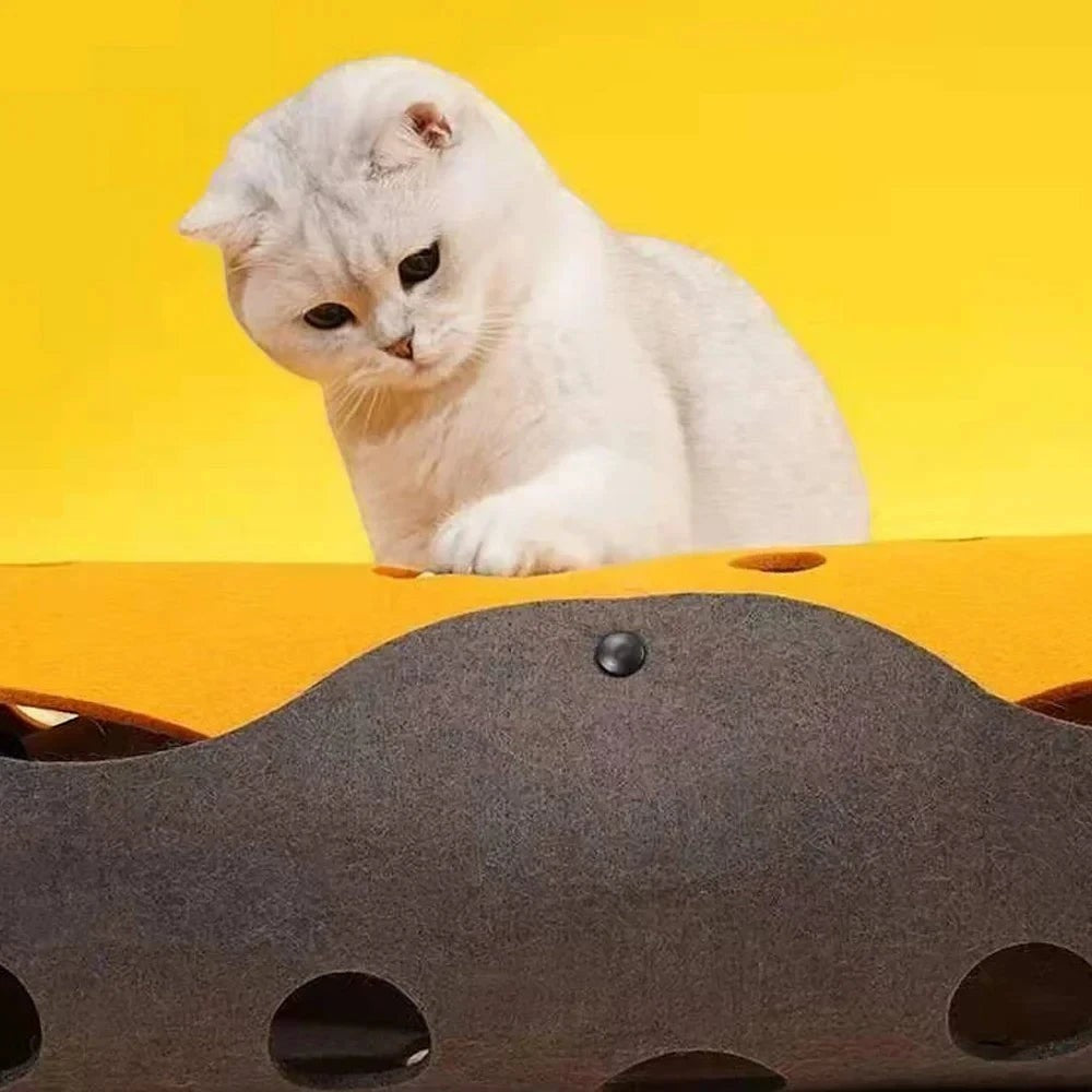 Chat blanc jouant avec un tunnel modulable en feutre Bofélin jaune et gris avec des trous d'observation Image