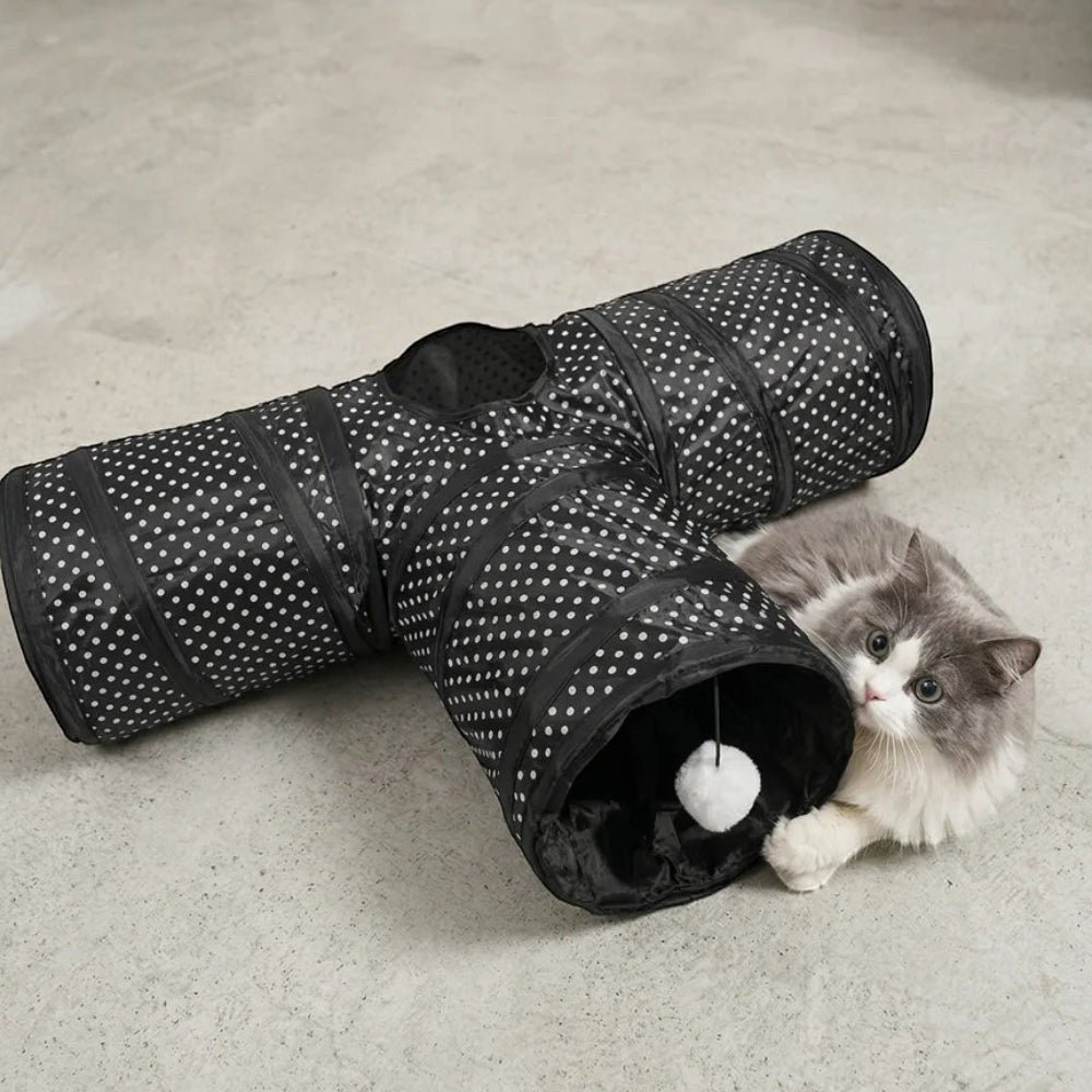 Tunnel de jeu Bofélin en polyester noir à pois blancs en forme de T avec une balle suspendue et un chat gris et blanc
