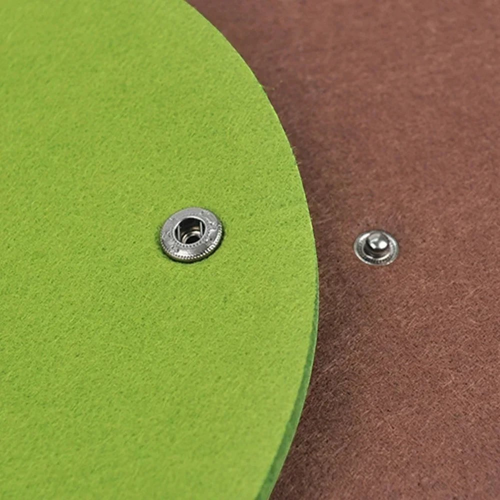 Détail des boutons-pression métalliques sur le tunnel de jeu en feutre modulable Bofélin vert et marron pour chat