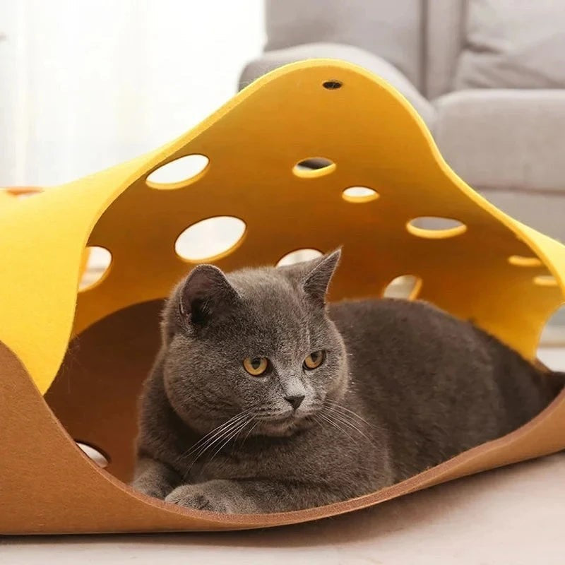 Tunnel de jeu modulable en feutre jaune Bofélin avec trous d'observation, occupé par un chat gris.