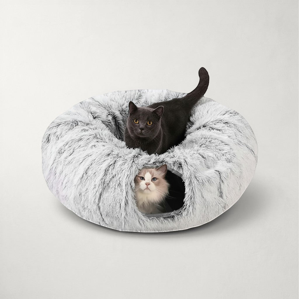 Tunnel et panier 2 en 1 Bofélin en fausse fourrure gris clair avec deux chats installés dans la structure donut.