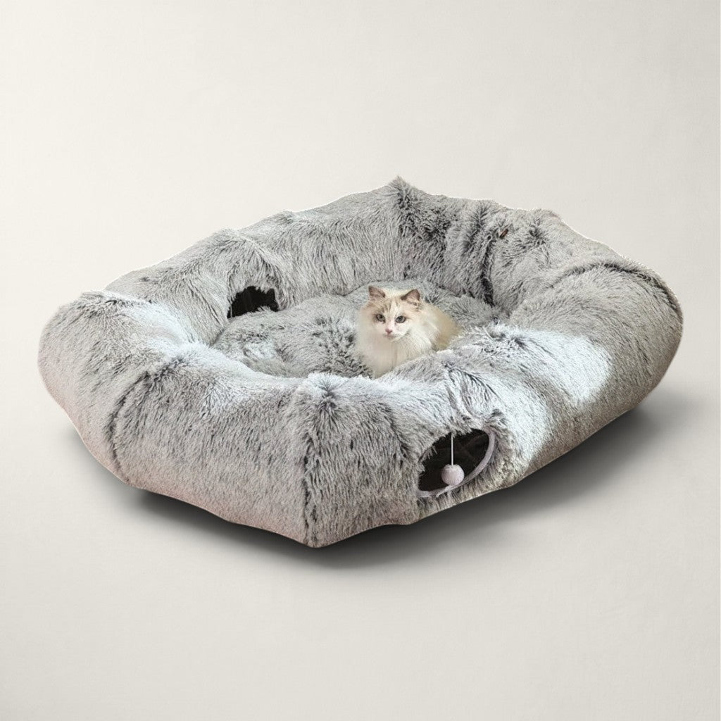 Tunnel et panier XXL Bofélin en fausse fourrure grise avec un chat assis au centre moelleux