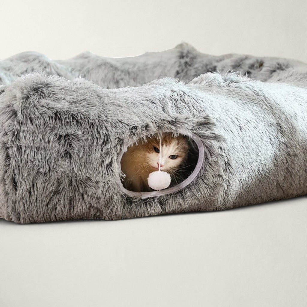 Tunnel et panier XXL Bofélin en fausse fourrure grise avec un chat jouant à l'intérieur